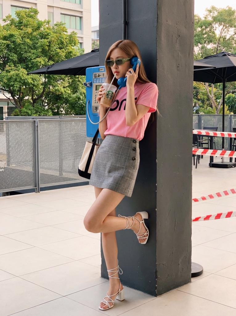 K-pop Idol Rosé at Payphone